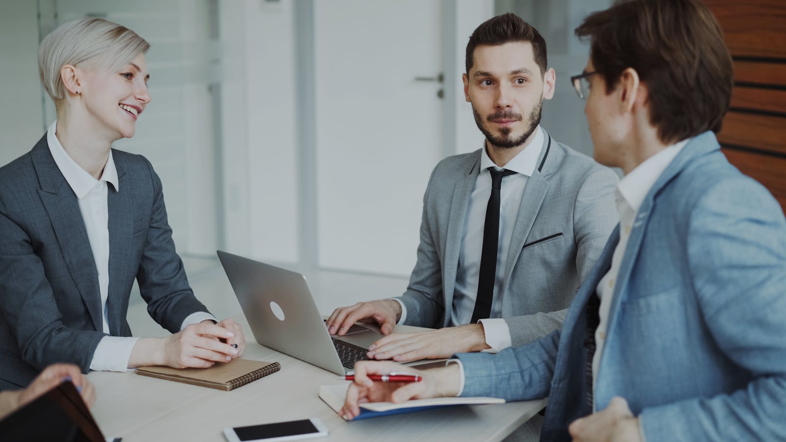 Professionnels en rendez-vous client dans un bureau moderne