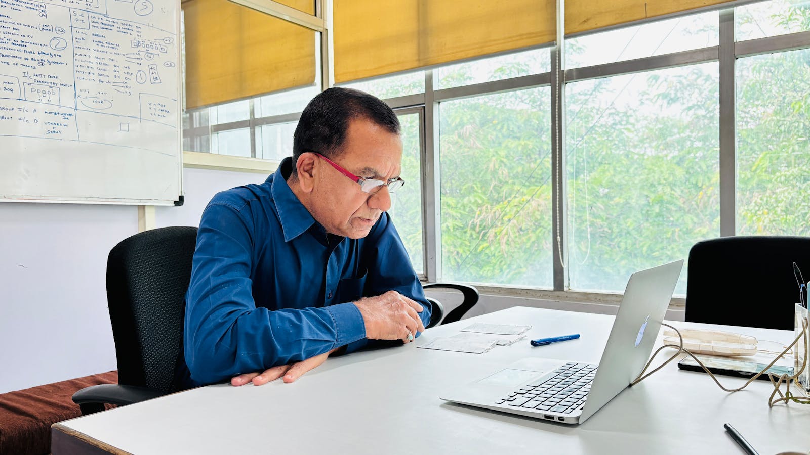 Consultant concentré sur le suivi de son activité