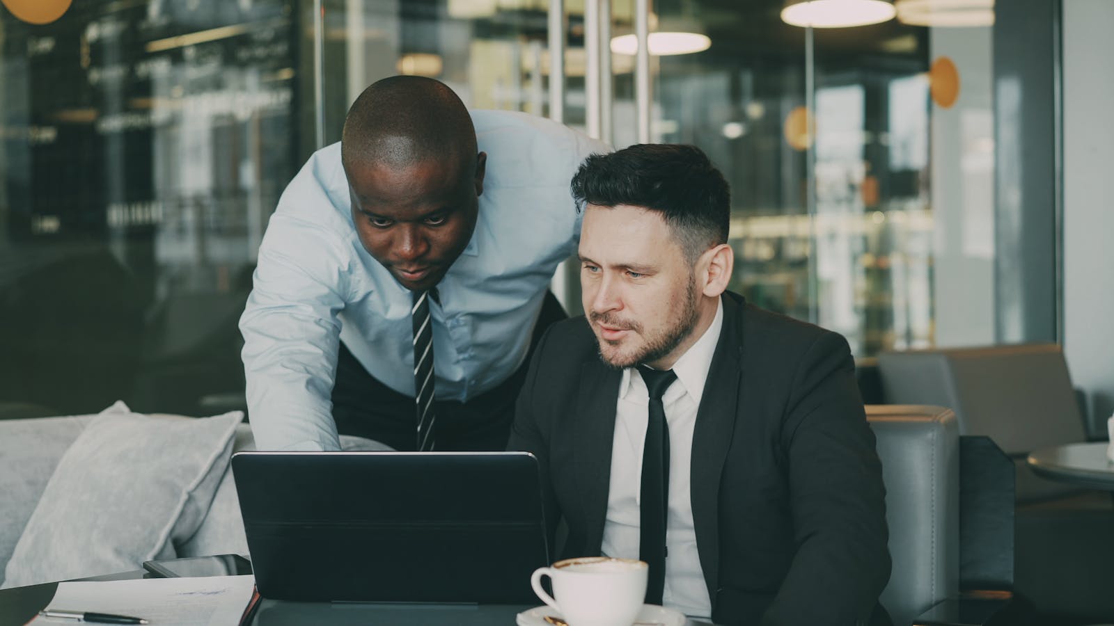 Consultants analysant une mission sur ordinateur